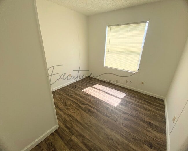 Building Photo - Move-In Ready 3BR, 1BA – Most Utilities In...