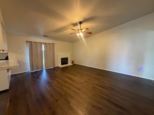 Building Photo - Charming 3 bedroom 2 bathroom home located in Lemoore