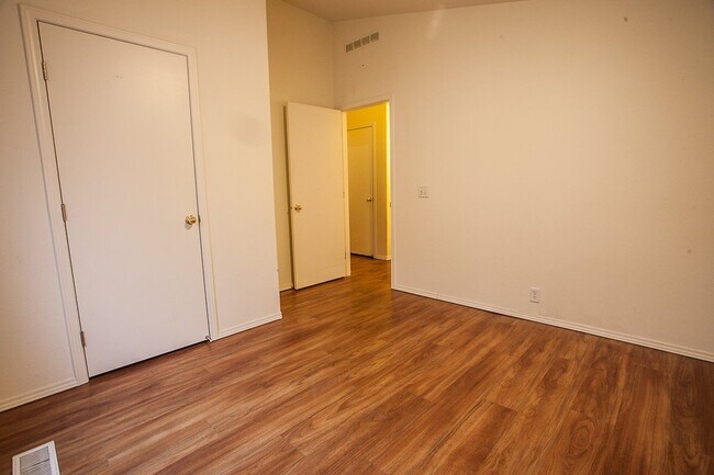 Building Photo - 4040 Summitview Dr