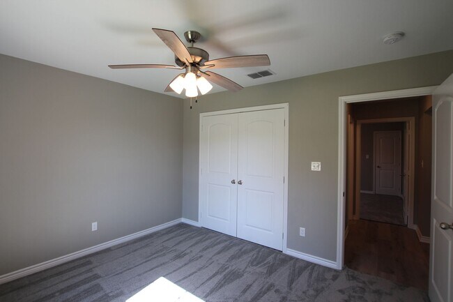 Building Photo - Beautiful 3 Bedroom 2 Bathroom Townhouse in South Tyler!