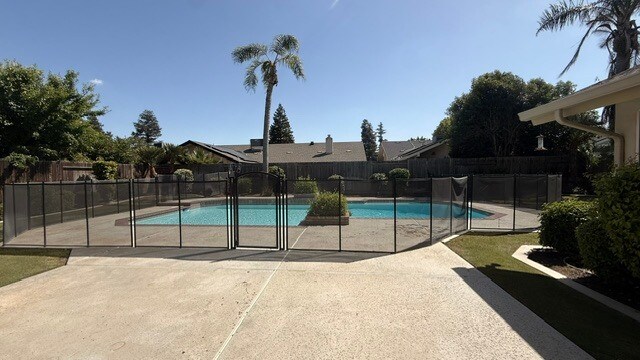 Building Photo - 9404 High Oak Dr