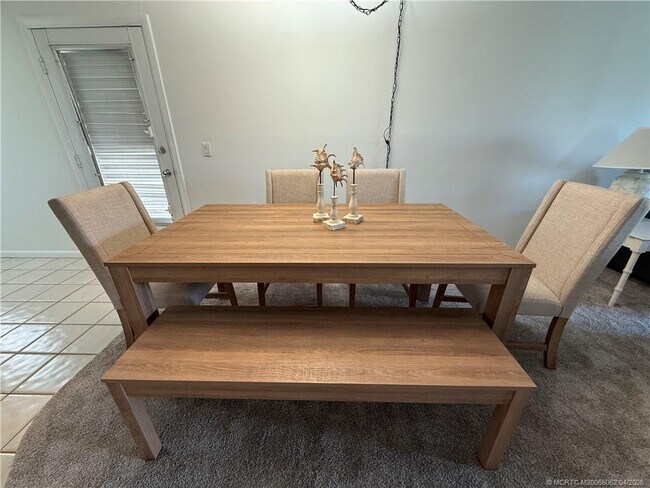 Building Photo - 554 NE Plantation Rd