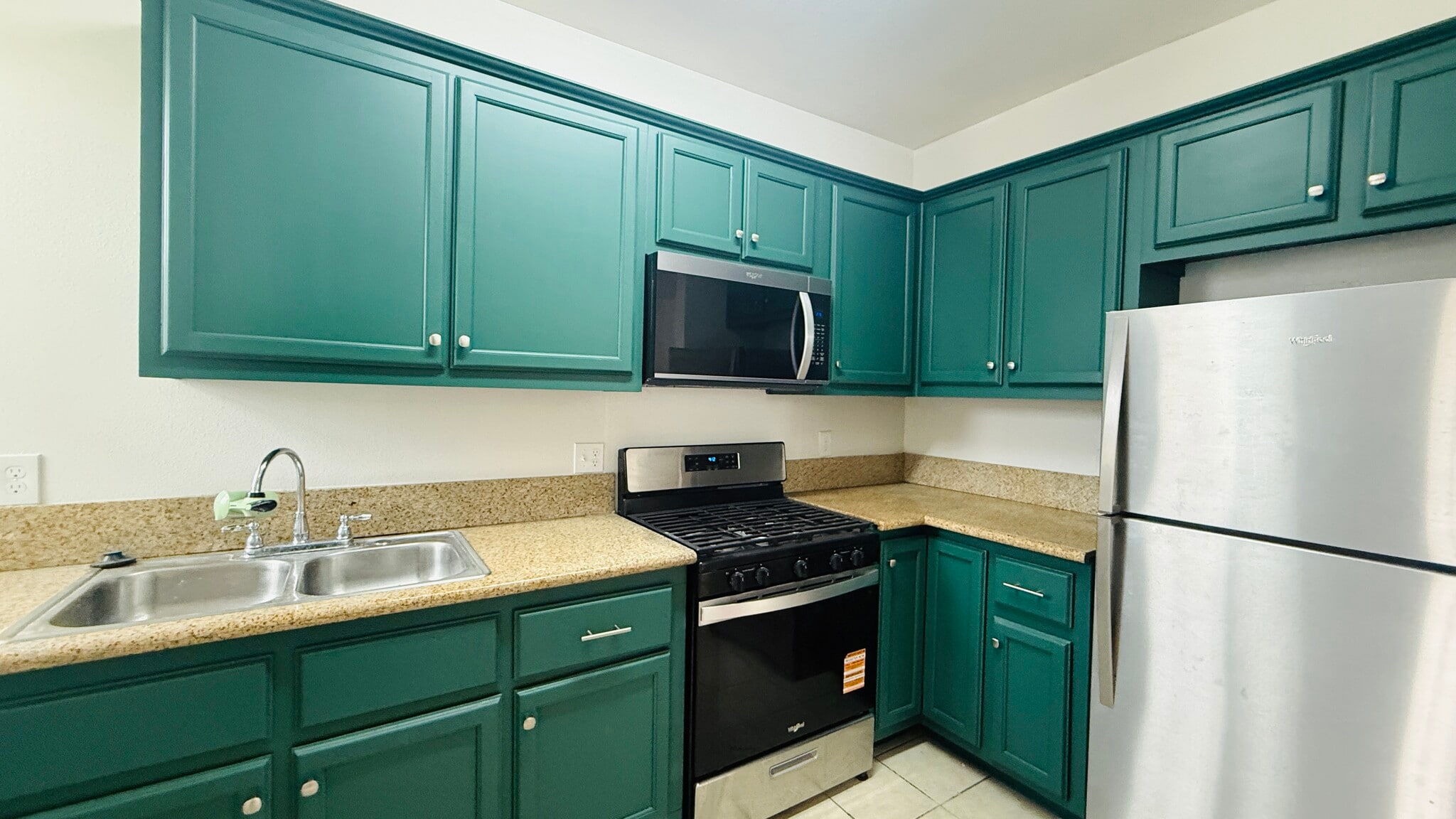 Kitchen - 4760 1/2 Lexington Ave