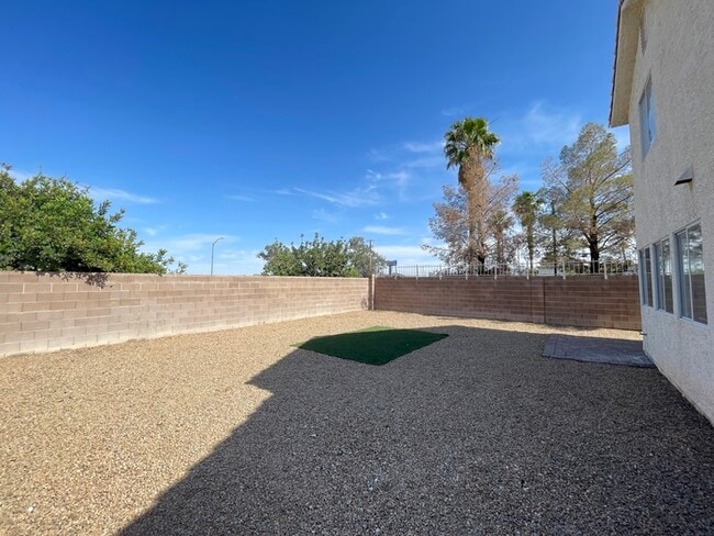 Building Photo - To schedule a viewing, call Wally Fellman ...