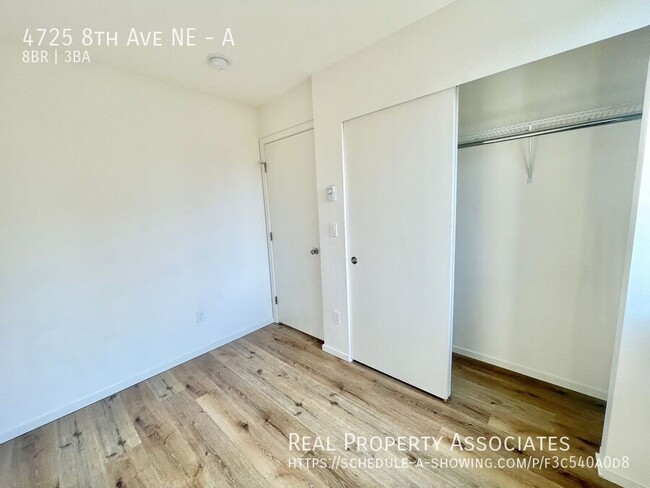 Building Photo - Spacious Modern Townhome in UD!! **Septemb...