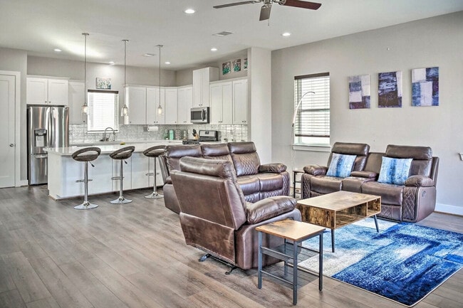 Building Photo - 6403 Bowling Green St