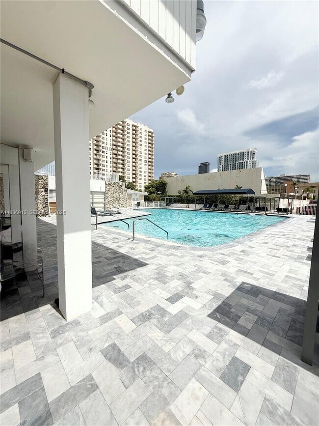 Building Photo - 1833 S Ocean Dr