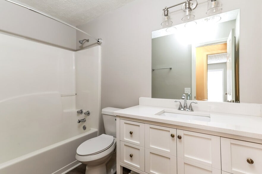 Building Photo - 85 Paris Dr