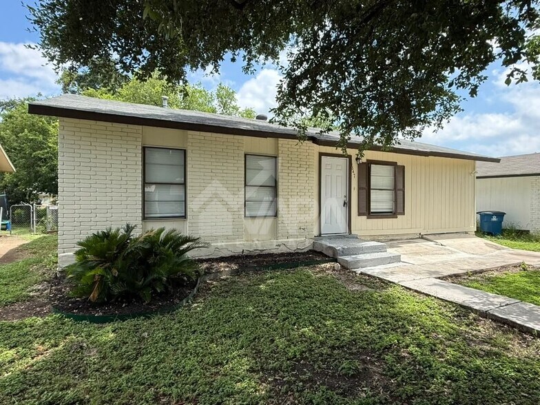 Building Photo - 4847 Featherock Dr
