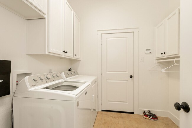 Building Photo - 16650 Seminole Ridge Dr
