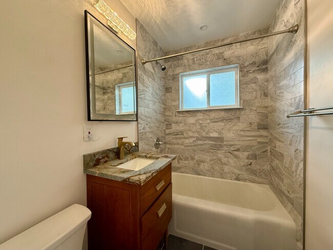 Building Photo - Beautifully remodeled mid-century modern h...