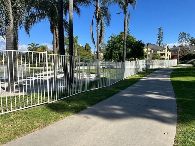 Building Photo - Walk to Eastlake! Bright 2BR/2BA Ground Floor Apartment with Tile Flooring & Parking