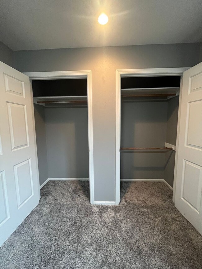 Building Photo - 2-Bedroom 1 1/2-Bathroom townhouse style d...