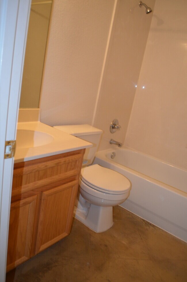 Building Photo - 928 Rosewood Dr