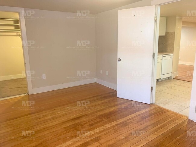 Building Photo - 645 1/2 S Loomis Ave