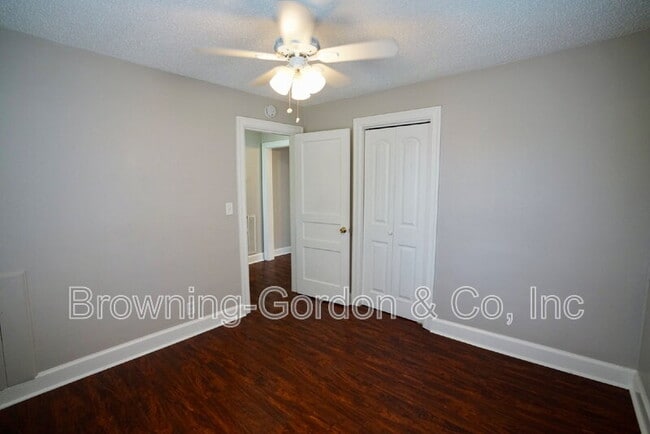 Building Photo - 2106 Eastwood Ave