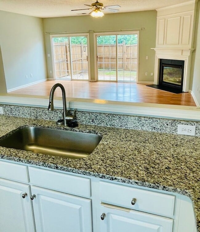Building Photo - 3 Bedroom Townhome off Pelham Road