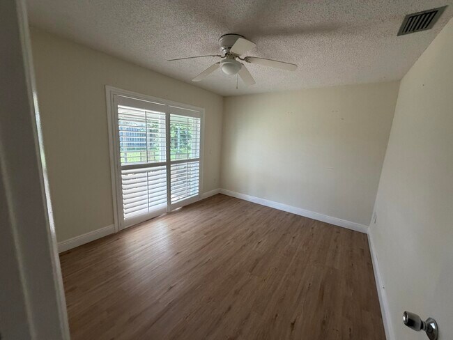 Building Photo - 4733 Bison St