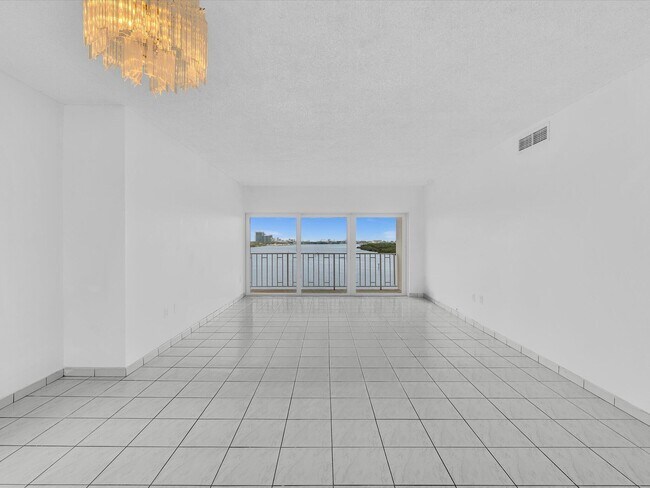 Building Photo - 500 Bayview Dr