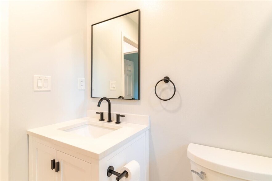 Downstair Bathroom - 817 N Lakeside Dr