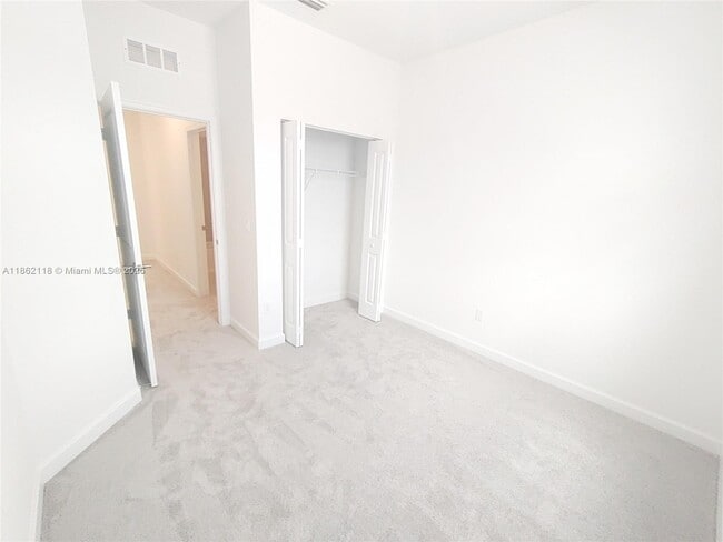 Building Photo - 390 SE Crossoak Ln