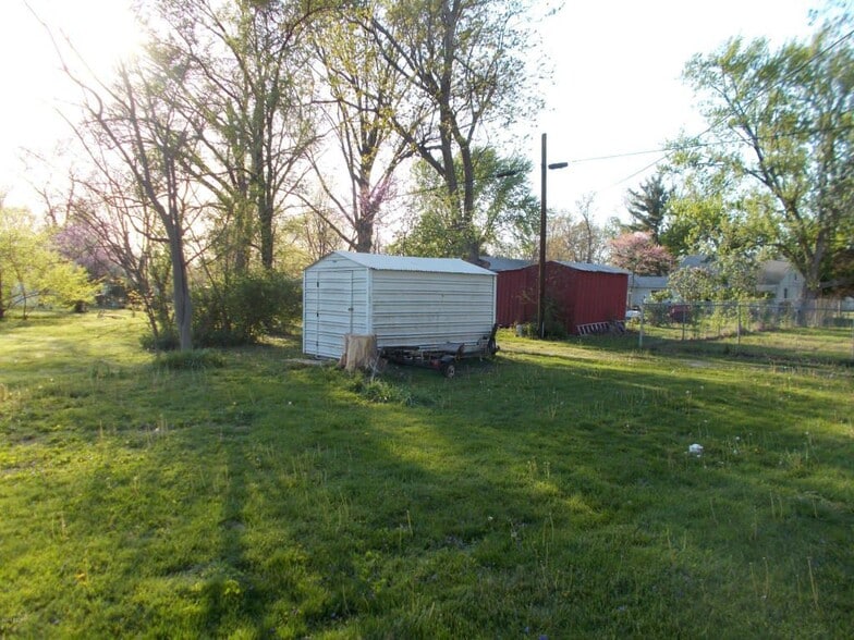 Building Photo - 252 E North Ave