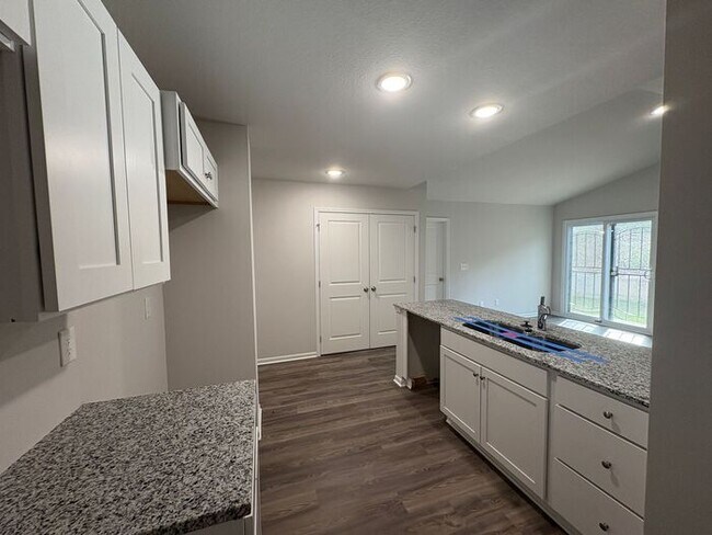 Building Photo - Charming 4-Bedroom Home with Spacious Livi...