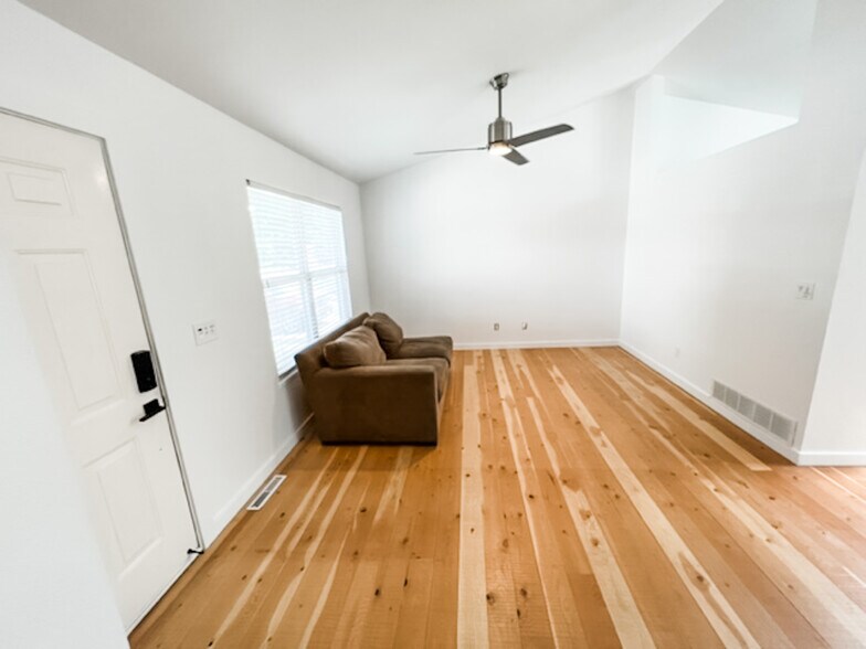 Building Photo - 649 Foxtail St