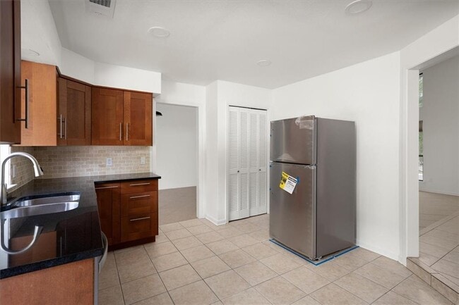 Building Photo - 6100 Danwood Dr