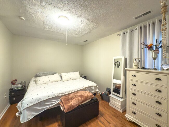 Building Photo - Comfortable, Modern & Full of Natural Ligh...