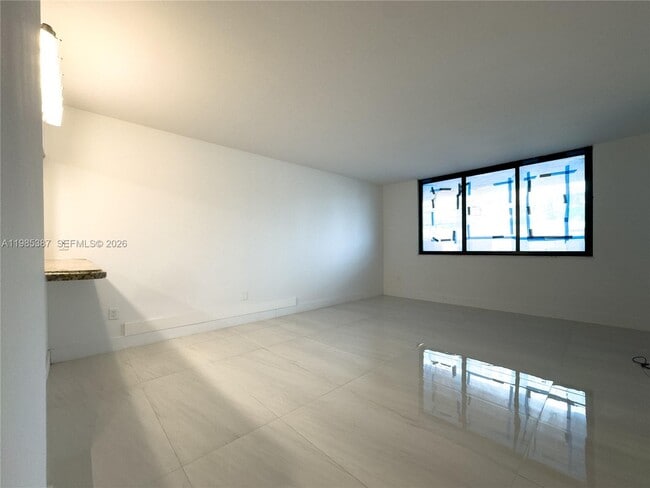 Building Photo - 540 Brickell Key Dr