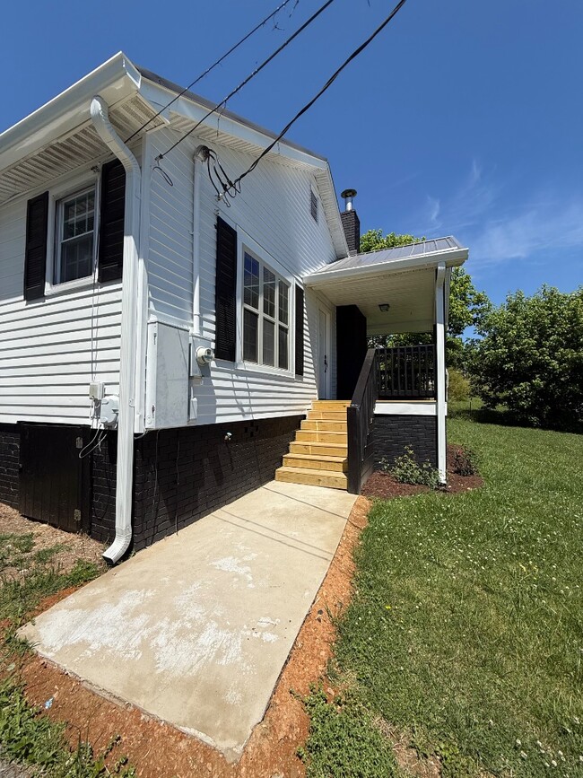 Building Photo - 136 Kingsley Ave