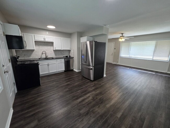 Building Photo - Charming 3-Bedroom Retreat with Spacious Backyard!