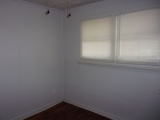 Building Photo - 2 Bedroom 1 Bath Townhome Minutes to Uptow...