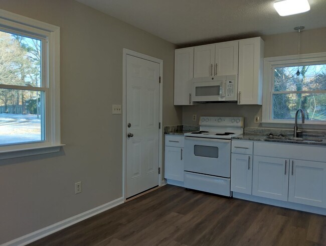 Building Photo - 7420 Bellehaven Dr