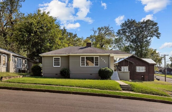 Building Photo - Newly Renovated 3 Bedroom 1 Bath Home Avai...