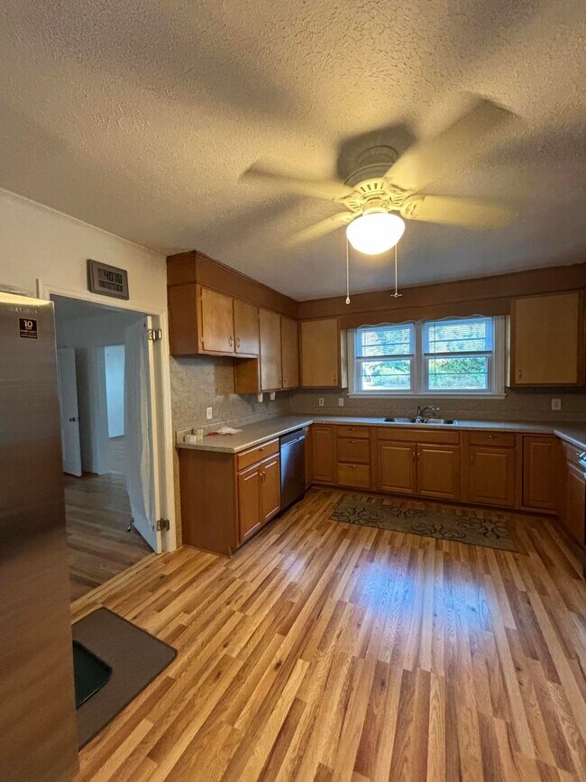 Building Photo - 919 Seminole Ave