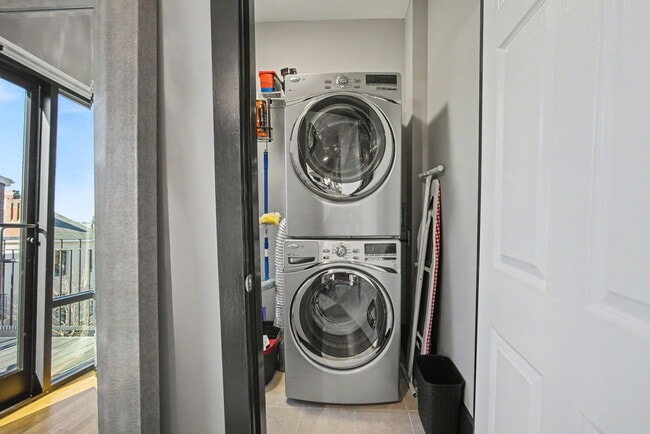 Building Photo - 261 S Limestone