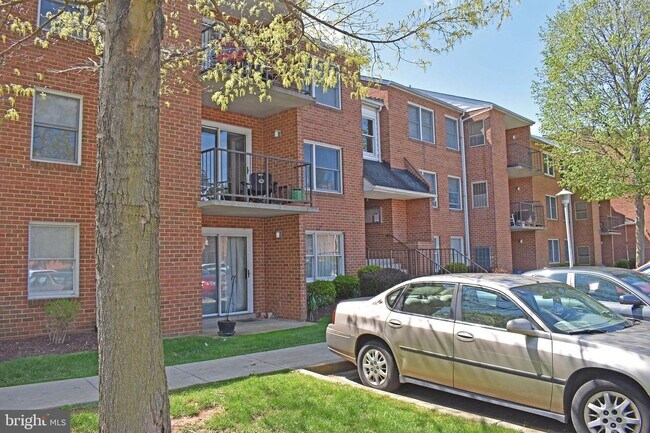 Building Photo - 400 Chapel Ct