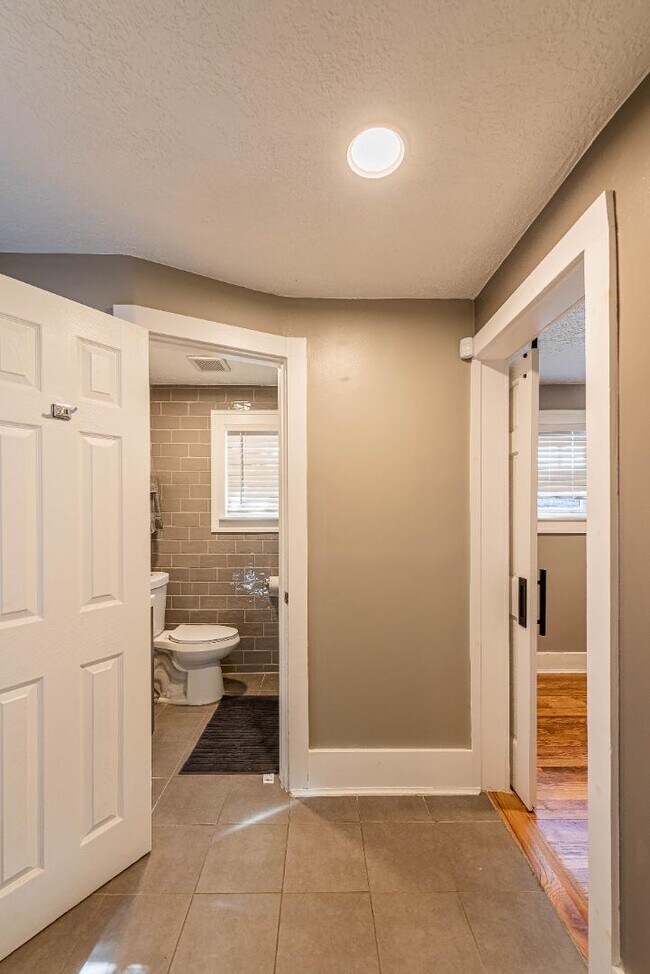 Building Photo - 722 Marquette Ave NW