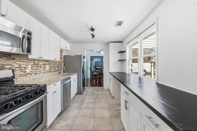 Building Photo - 4016 Hirst Dr