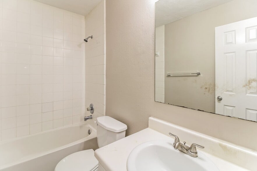 Building Photo - 3923 Rolling Springs Ln