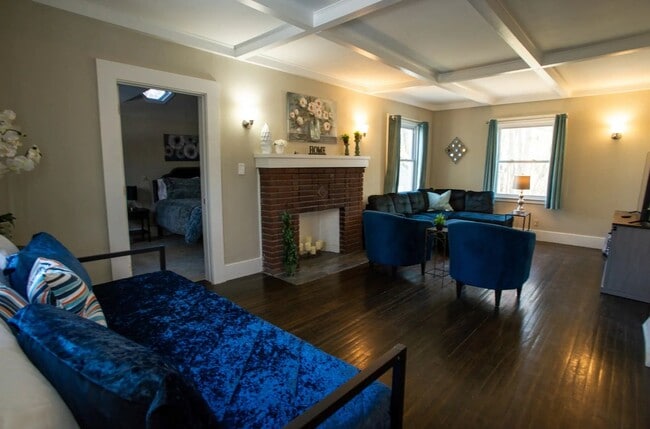Building Photo - Large Fully Furnished Home, Must See!