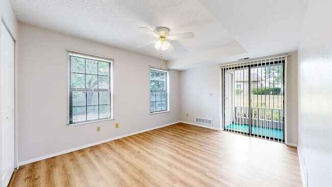 Building Photo - Adorable 2beds/2baths w/2 Parking spaced Included Available Now