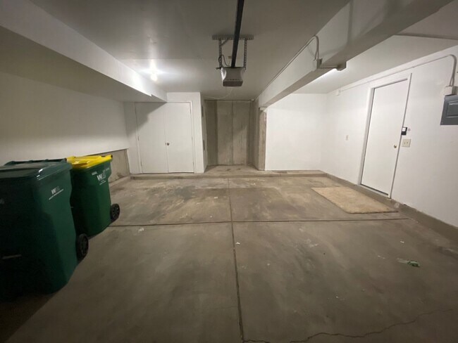 Building Photo - Beautiful 3 Bedroom 2 Bath Townhome Close ...
