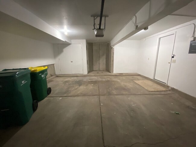 Building Photo - Beautiful 3 Bedroom 2 Bath Townhome Close to the Mountains!!