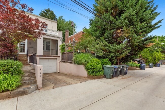 Building Photo - Available Now! 4 Bedroom  3.5  Bathroom Townhouse //Woodley Park// Garage, Driveway & 3 Levels of...