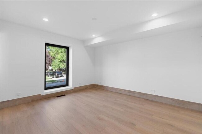 Building Photo - 4 bedroom in Chicago IL 60647