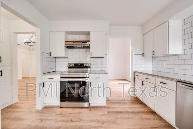 Building Photo - 8880 Woodstream Dr