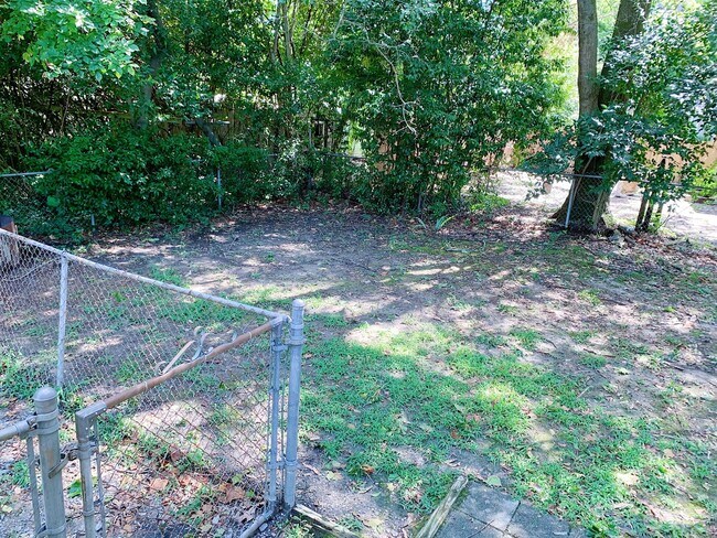 Building Photo - 3 Bedrooms 2 Full Bathrooms with fenced in...